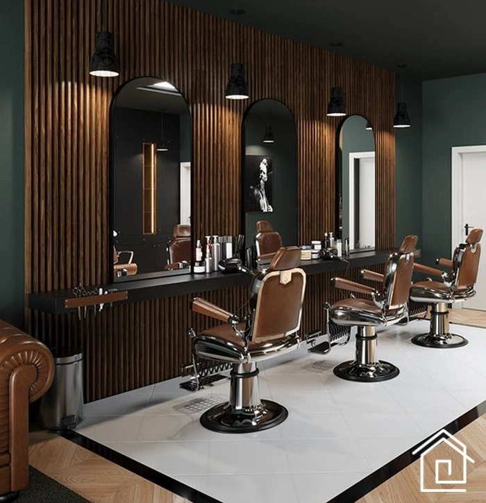 آرایشگاه مردانه کلاسیک با صندلی‌های چرمی قهوه‌ای، قاب‌های طلایی و نور ملایم