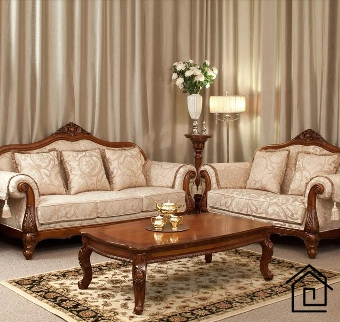 چیدمان کلاسیک مبلمان در اتاق نشیمن با جزئیات منبت‌کاری