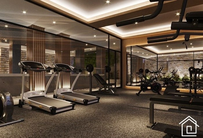 سالن اصلی باشگاه بدنسازی با طراحی صنعتی و دستگاه‌های بدنسازی مدرن