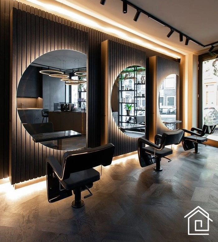 آرایشگاه مردانه با طراحی مدرن و مینیمالیستی، رنگ‌های خنثی و نورپردازی خطی