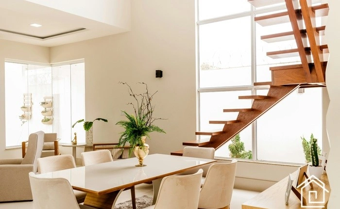 تصویر مبلمان ساده و مدرن در اتاقی روشن